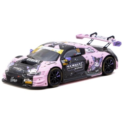Miniatura de carro de corrida preto e rosa com personagens animados e inscrições TARMAC WORKS, KUROMI e número 10