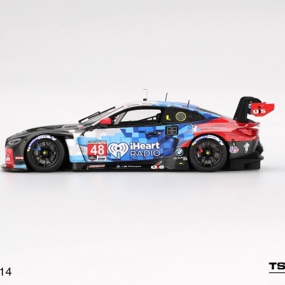 Miniatura de carro de corrida BMW M4 GT3 nas cores azul, vermelho e preto com logótipos e números