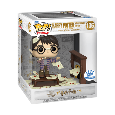 Figura Funko Pop Deluxe Harry Potter com cartas de Hogwarts em embalagem