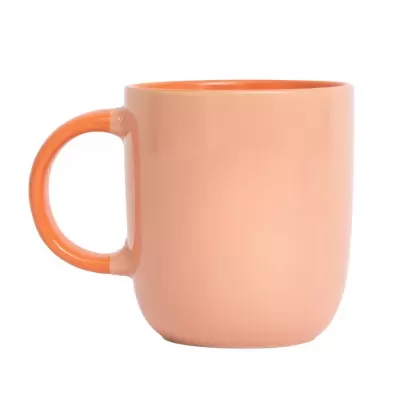 Caneca cerâmica salmão com interior e pega laranja