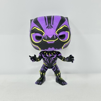 Figura Funko Pop do Pantera Negra em preto, roxo e amarelo