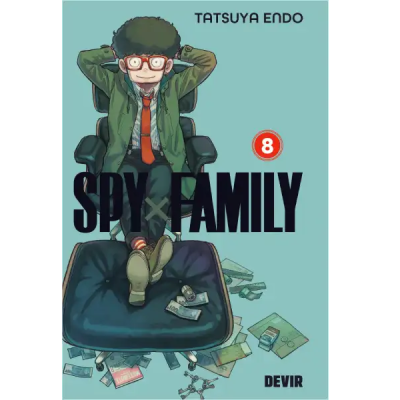 Capa do livro 'SPY×FAMILY' volume 8 com personagem sentado em cadeira de escritório preta