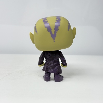 Figura colecionável de vinil verde com roupas roxas vista de costas