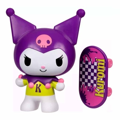 Figura de Kuromi com um skate colorido