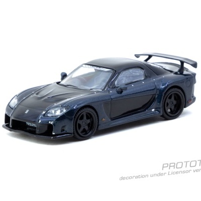 Miniatura de carro desportivo azul e preto com spoiler e rodas pretas