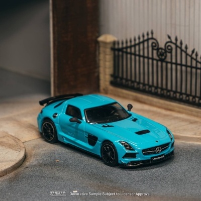 Miniatura de carro Mercedes-Benz AMG azul numa rua de miniatura