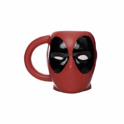 Caneca vermelha formato máscara Deadpool com detalhes pretos