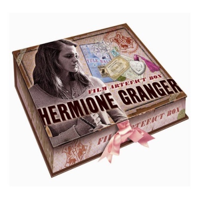 Caixa livro castanha com laço rosa e imagem preto e branco de mulher com texto Hermione Granger