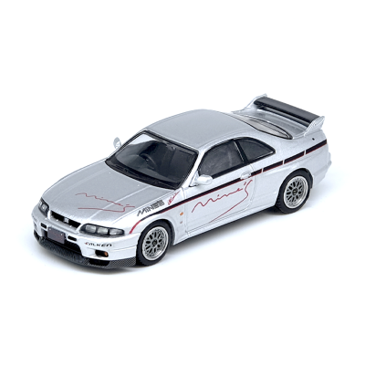 Miniatura de carro desportivo prateado com asa traseira e detalhes em vermelho e preto