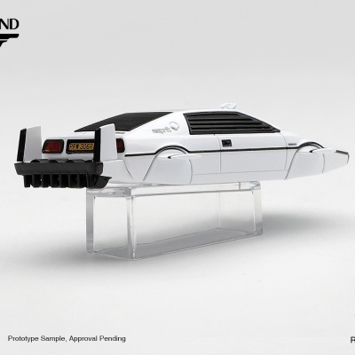 Miniatura de carro Lotus Esprit branco com placas PPW 306R em base transparente