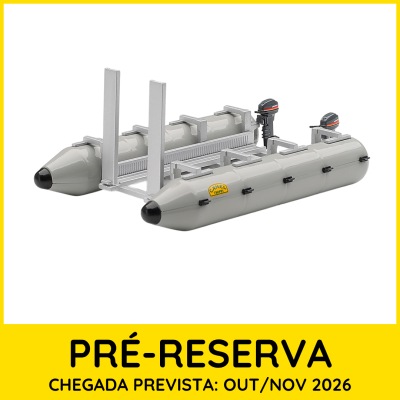 Estrutura catamarã cinzenta com etiqueta Camel Trophy e motores numa moldura amarela