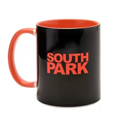 Caneca preta com pega e interior laranja e texto vermelho South Park