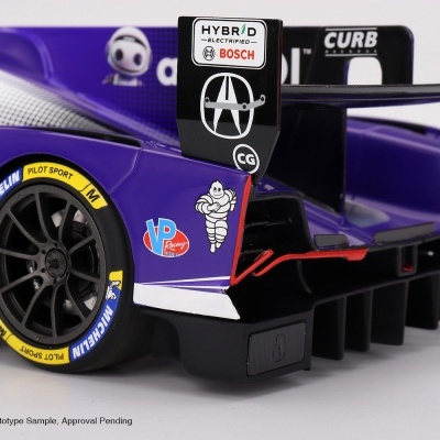 Detalhe traseiro de carro de corrida Acura Type S roxo e branco com pneus Michelin