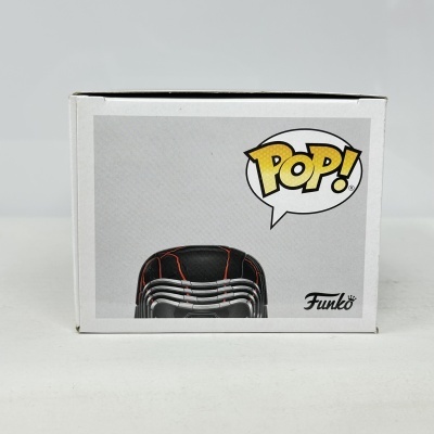 Caixa Funko Pop! com figura de capacete preto com detalhes vermelhos e prata
