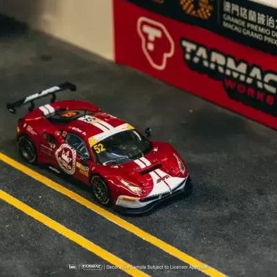 Miniatura de carro de corrida vermelho com faixas brancas e número 52 na pista