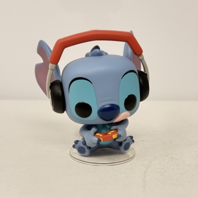 Figura azul de Stitch com auscultadores e comando de videojogo