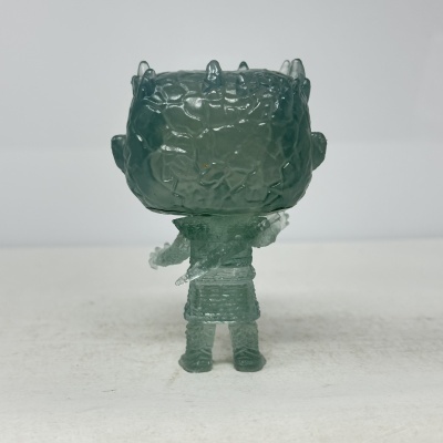 Figura colecionável translúcida verde com cabeça escamosa e pontas