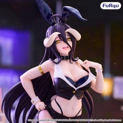 Figura anime feminina com roupa de coelhinha preta e branca e cabelo comprido preto