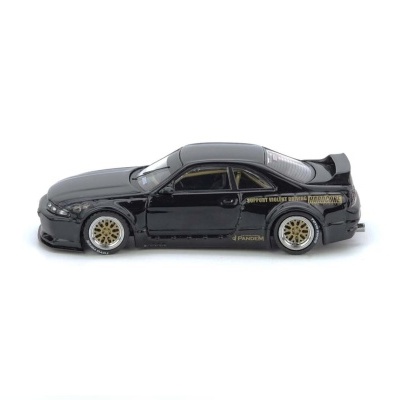 modelo de carro desportivo preto com jantes douradas e decalques em fundo branco