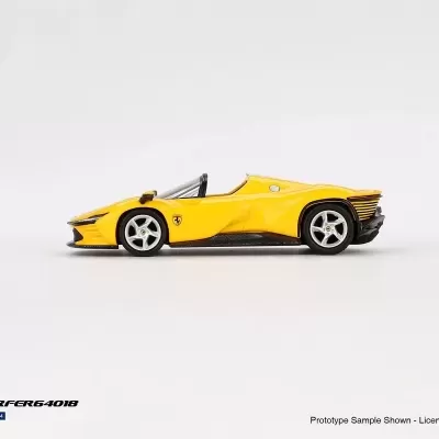 Miniatura amarela de carro desportivo Ferrari em escala 1/64 sobre fundo branco