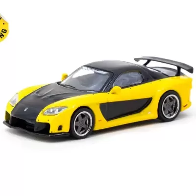 Miniatura de um carro desportivo amarelo e preto com asa traseira preta