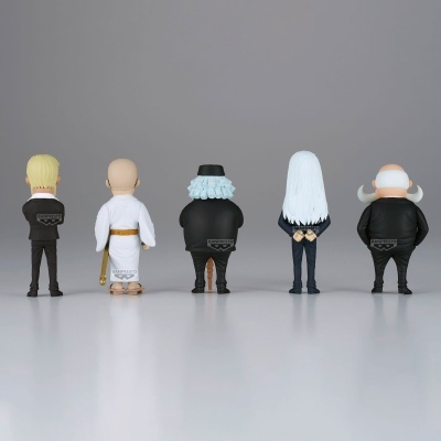 Cinco figuras de vinil de costas em fundo cinzento, cada uma com características distintas e marca BANPRESTO visível.