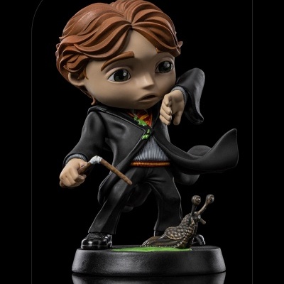 Figura colecionável de Harry Potter em estilo cartoon com varinha e caracol na base