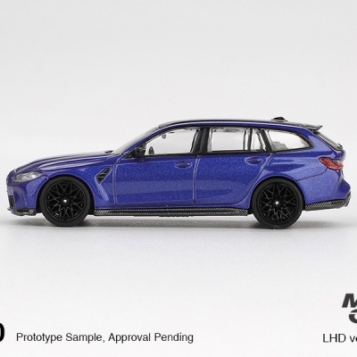 Modelo de carro MINI GT azul metálico com jantes negras num fundo branco