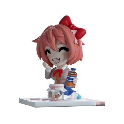 Figura de personagem anime com cabelo rosa e laço vermelho segurando garrafa em base branca e rosa.