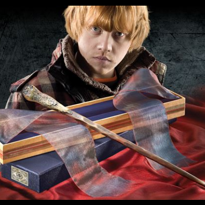 Varinha mágica em caixa azul com tecido vermelho e azul e pessoa ao fundo