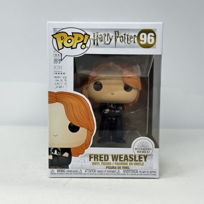 Figura Pop! Harry Potter Fred Weasley número 96 em caixa branca com janela transparente