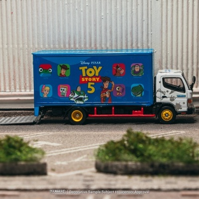 Camião de brinquedo com imagens de Toy Story 5 em miniatura numa estrada simulada