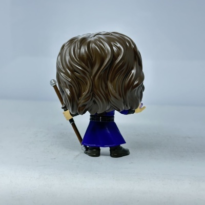 Figura de ação vista de costas com cabelo castanho e roupa azul.
