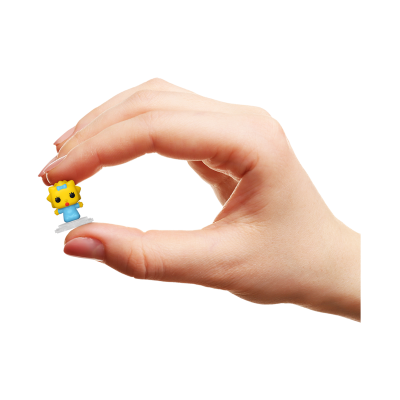Mão segurando pequena figura plástica colorida