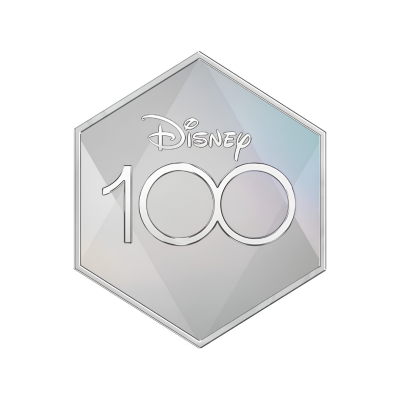 Medalha ou moeda prateada hexagonal com texto Disney 100