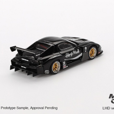 Miniatura de carro desportivo preto com detalhes dourados nas rodas e texto Liberty Walk