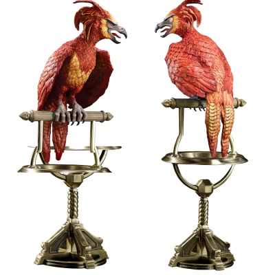 Estátua decorativa de pássaro fantástico vermelho e dourado num suporte metálico dourado