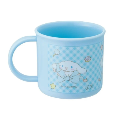 Copo de plástico azul claro com personagens e padrão xadrez