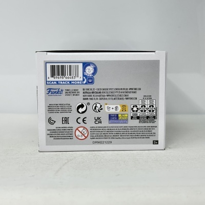 Caixa branca com etiquetas, códigos de barras, texto multilingue e símbolos de reciclagem