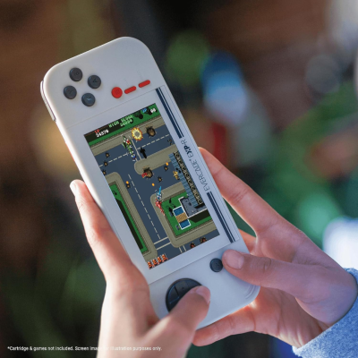 Consola de jogos portátil ERIKLER ER-9R branca com ecrã a cores a mostrar jogo de carros clássico