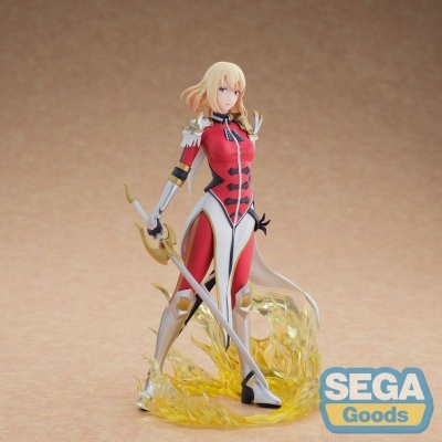 Figura colecionável de personagem feminina em traje vermelho e branco com espada e chamas amarelas.