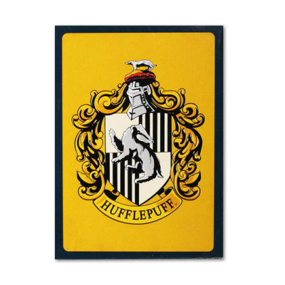 Cartaz amarelo com escudo da Hufflepuff e texto 'HUFFLEPUFF'