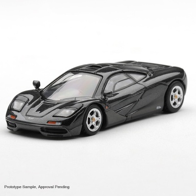 Miniatura de carro desportivo preto com texto 1303 e MINI GT no fundo branco
