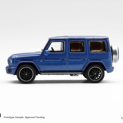Miniatura de carro SUV azul metálico com jantes pretas e caixa traseira prateada