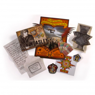 Conjunto de artigos de Harry Potter com tema Ron Weasley e acessórios em fundo branco