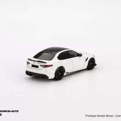 Miniatura de carro branco com tejadilho preto em fundo branco