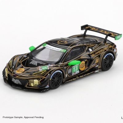 Miniatura de carro de corrida preto com detalhes dourados e verdes, número 13 nas portas.