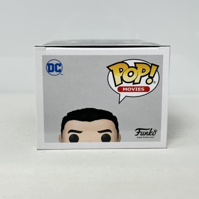 Caixa Funko Pop Movies com logo DC e imagem parcial da figura com cabelo preto
