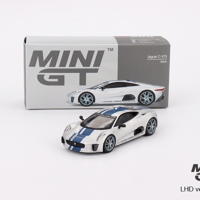 Miniatura carro Jaguar C-X75 prateado com faixa azul junto a caixa Mini GT.