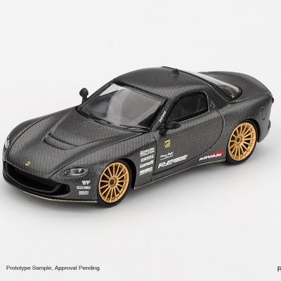 Miniatura de carro desportivo preto com textura fibra carbono e jantes douradas